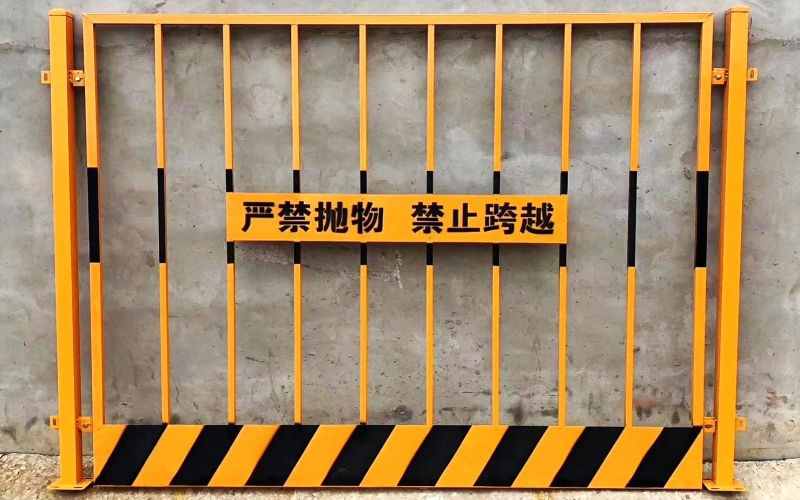 豎管基坑護欄（黃黑）帶標(biāo)語